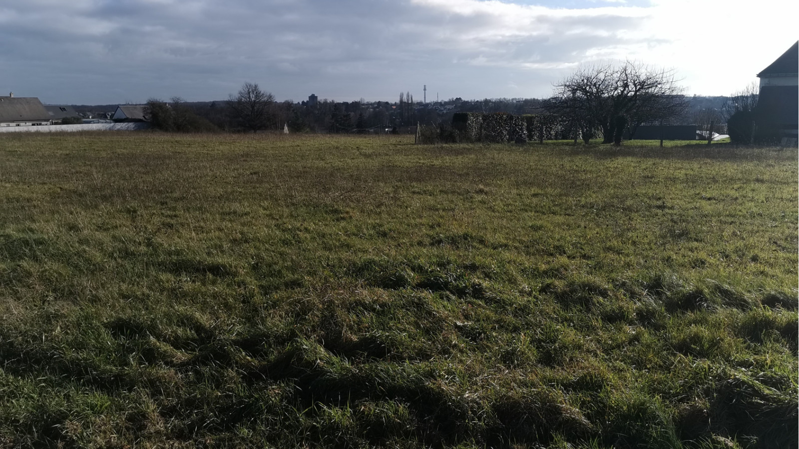 Terrain constructible de 369m2 à Monnaie