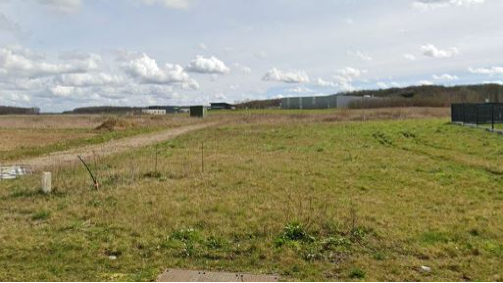 Terrain constructible de 590m2 à Herbault
