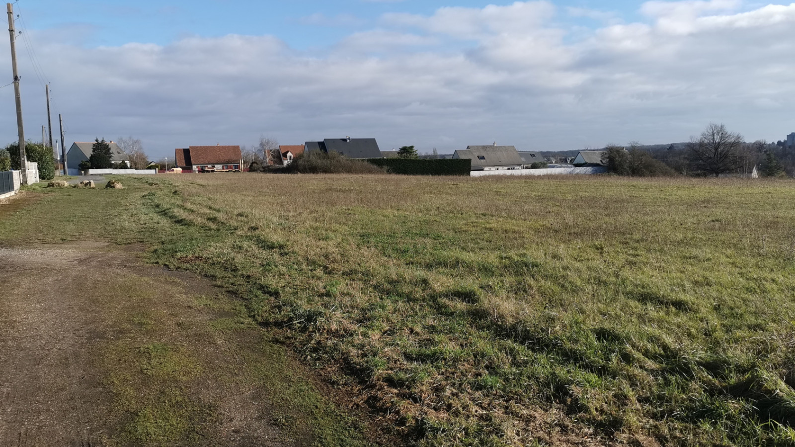 Terrain constructible de 402m2 à Monnaie