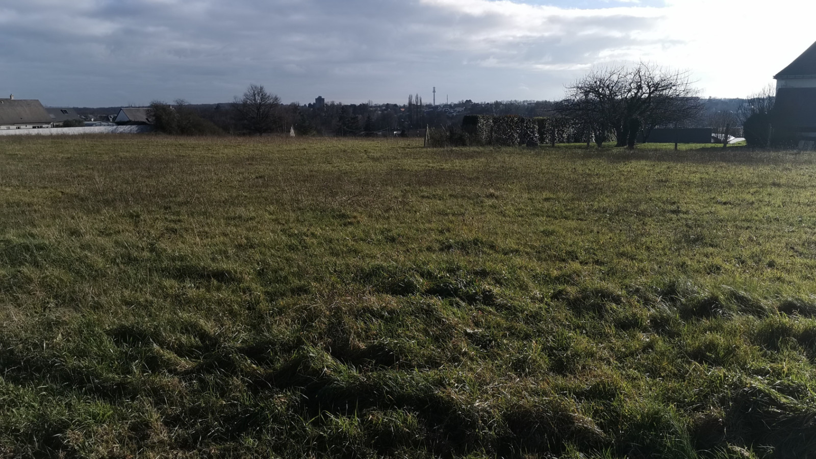 Terrain constructible de 406m2 à Monnaie