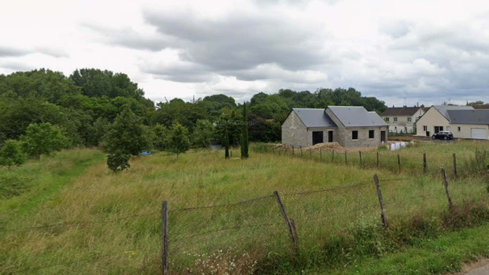 Terrain constructible de 607m2 à Tavers