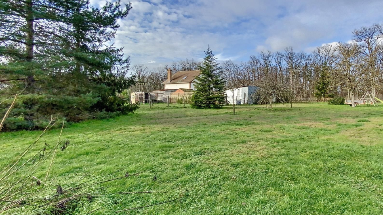 Terrain constructible de 927m2 à La Ferté-Saint-Aubin