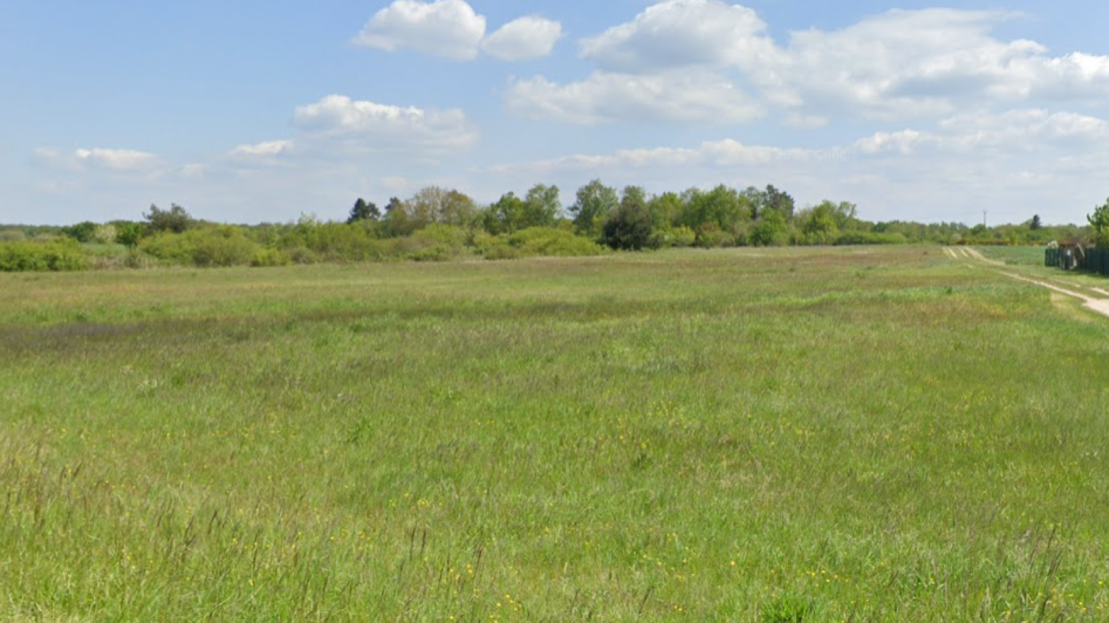 Terrain constructible de 670m2 à Mézières-lez-Cléry