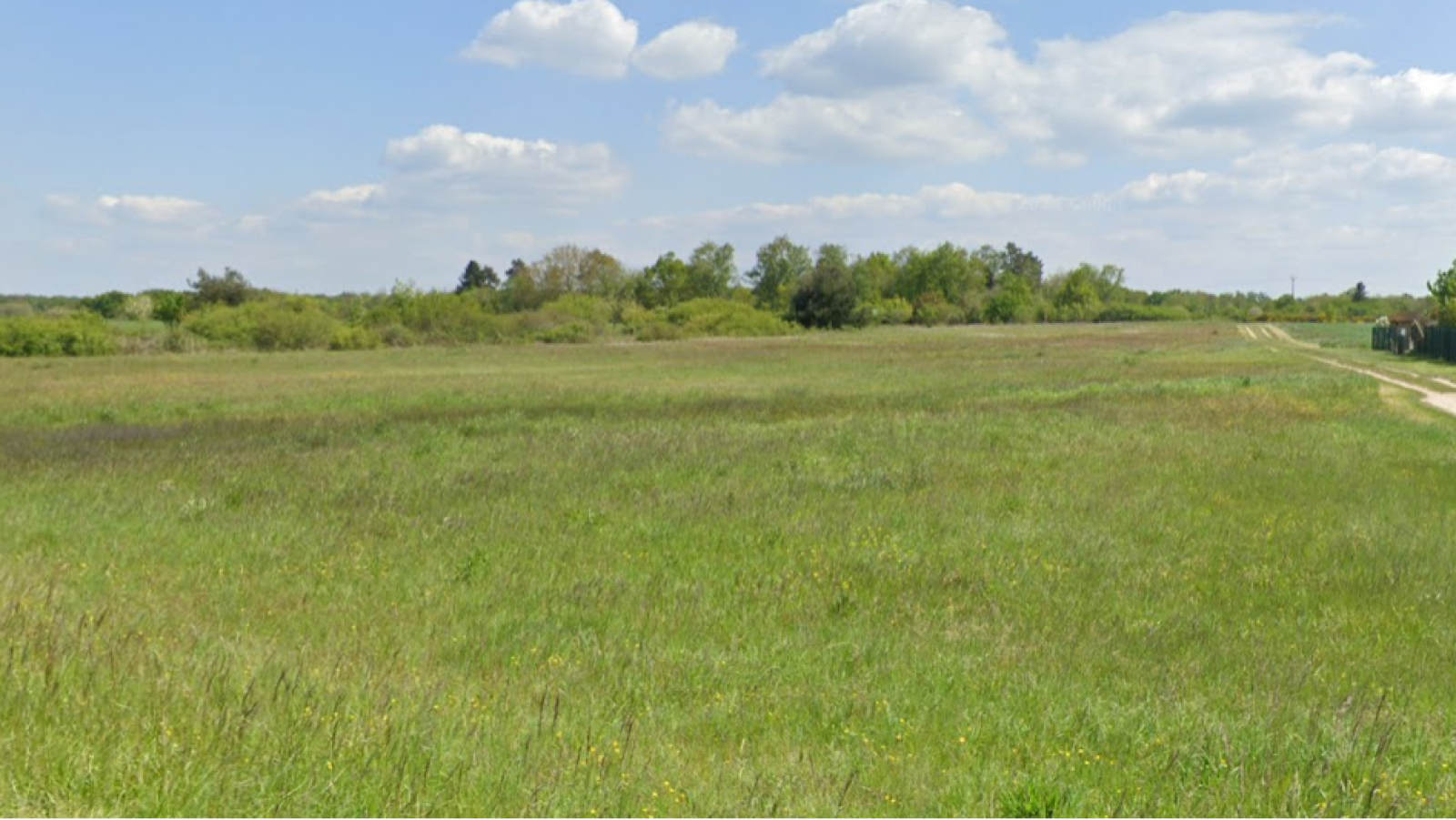 Terrain constructible de 670m2 à Mézières-lez-Cléry