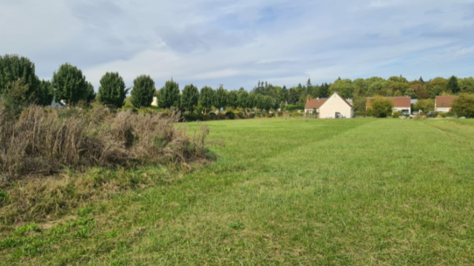 Terrain constructible de 393m2 à Ménestreau-en-Villette