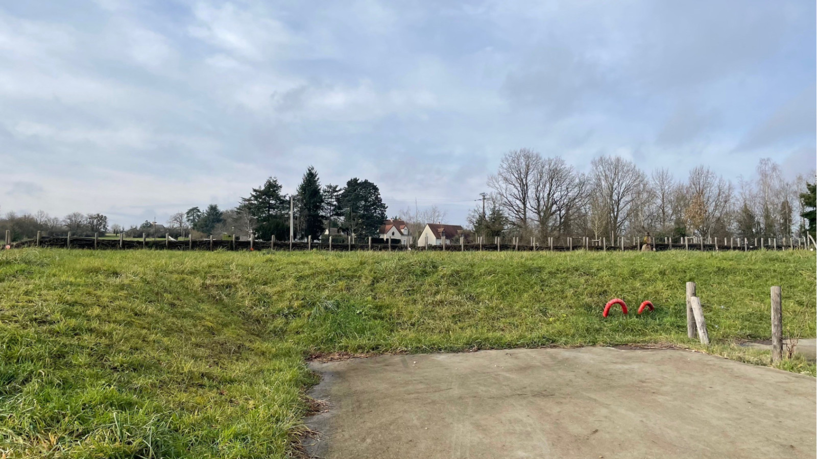 Terrain constructible de 381m2 à Valencisse