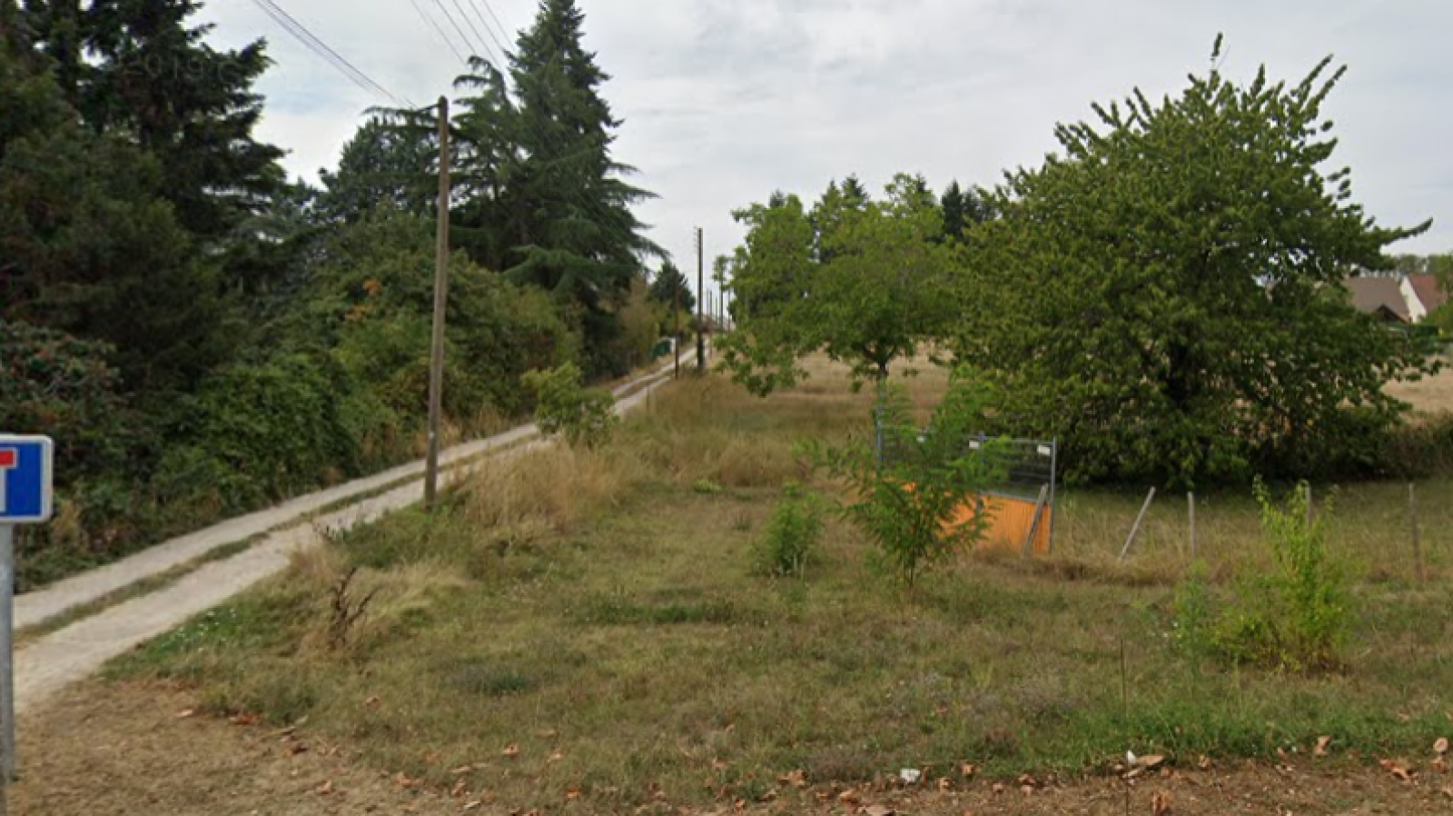 Terrain constructible de 425m2 à Saint-Denis-de-l'Hôtel