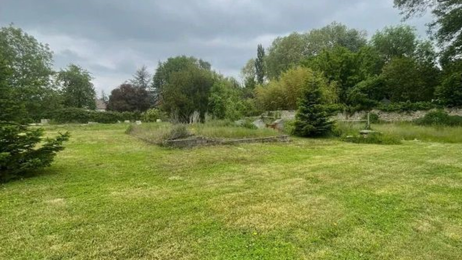 Terrain constructible de 1380m2 à Mer