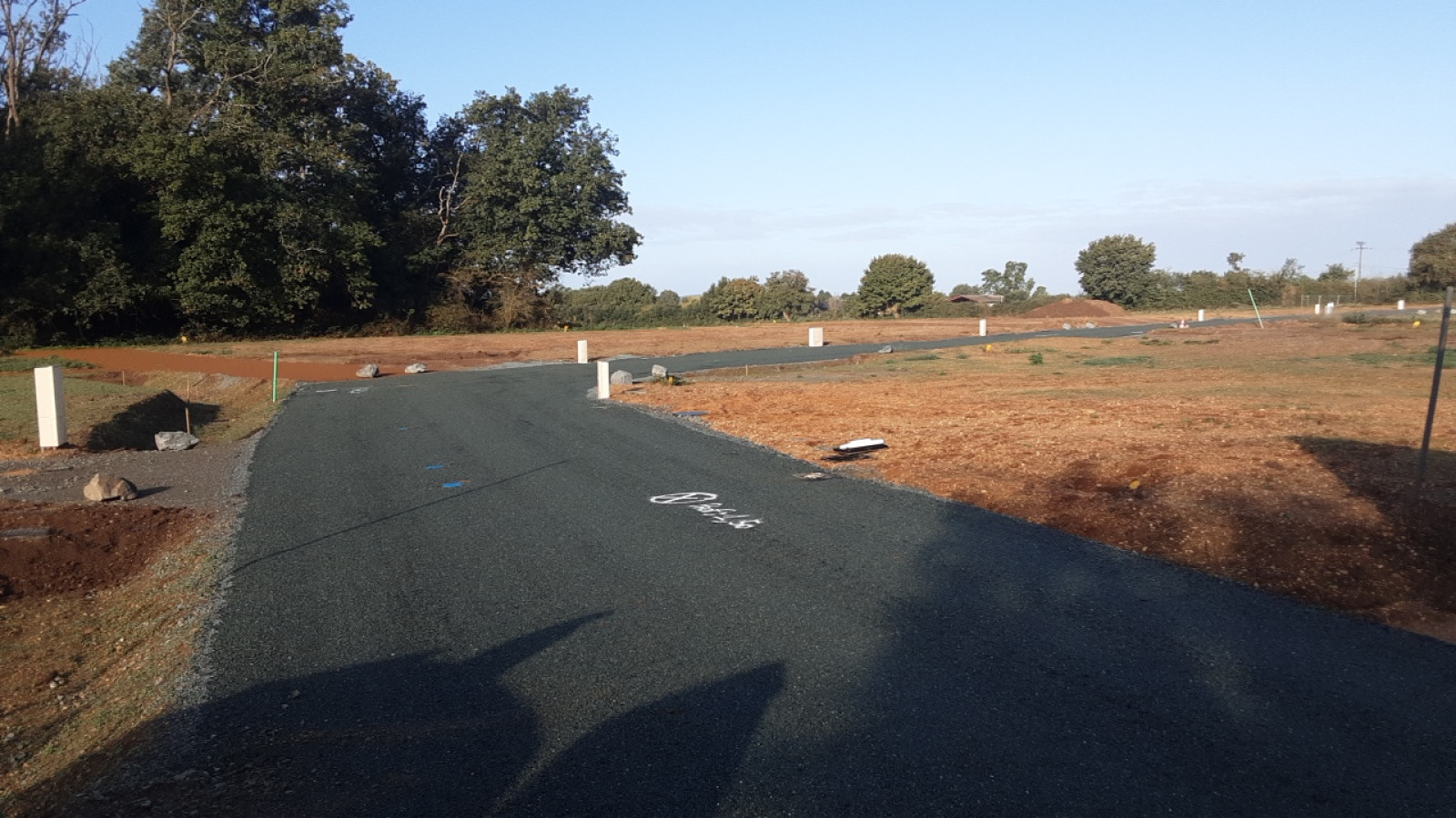 Terrain constructible de 560m2 à Feneu
