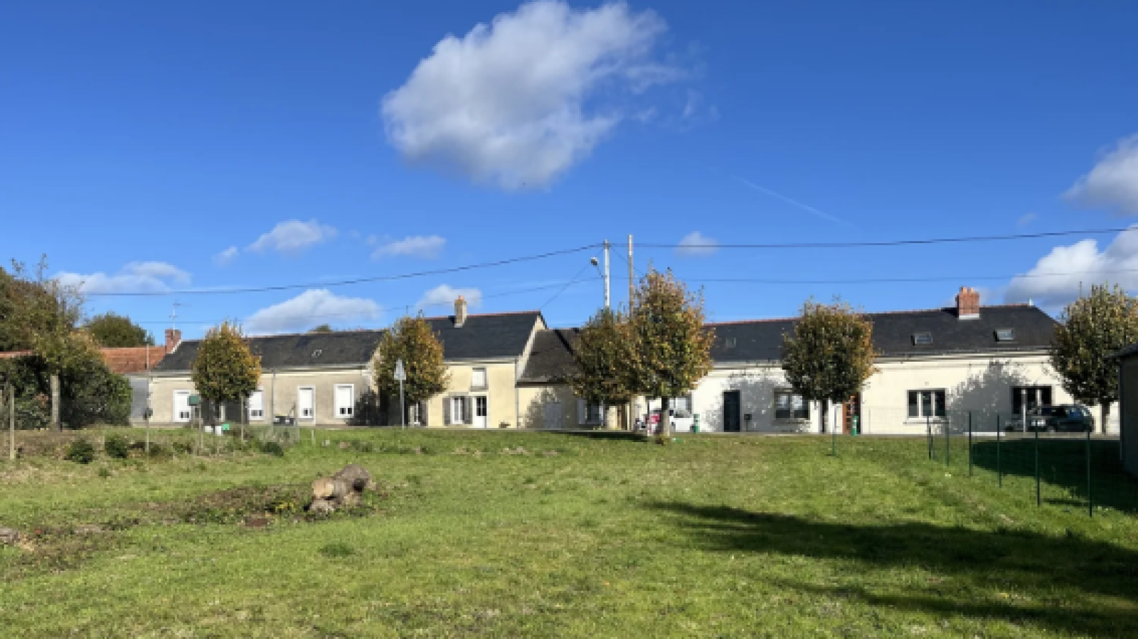 Terrain constructible de 595m2 à Jarzé Villages