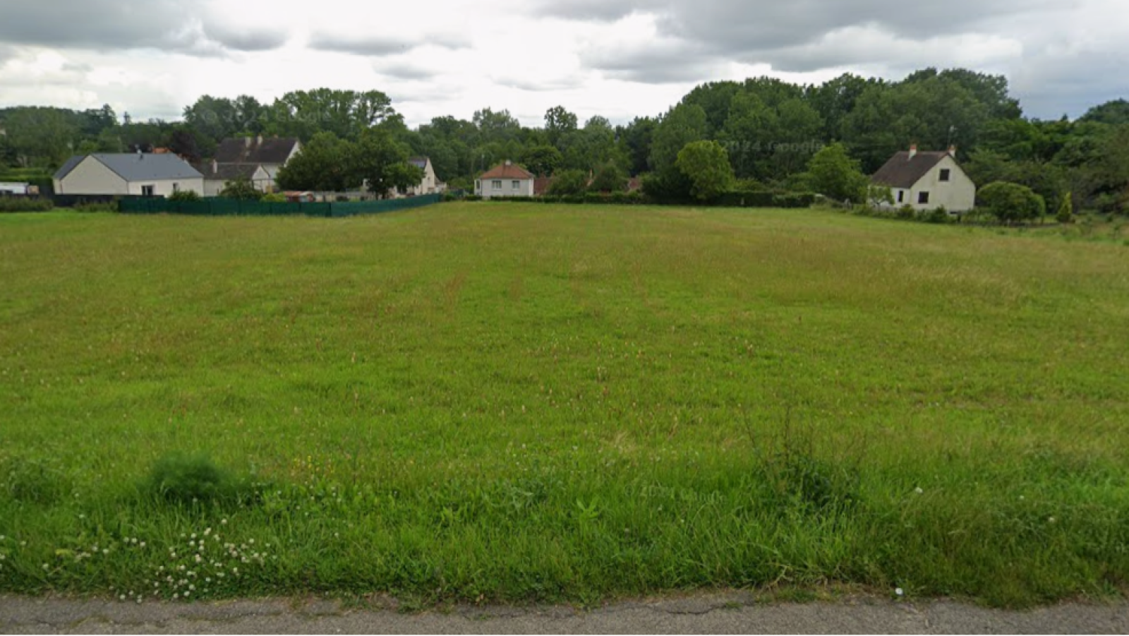 Terrain constructible de 578m2 à Tavers