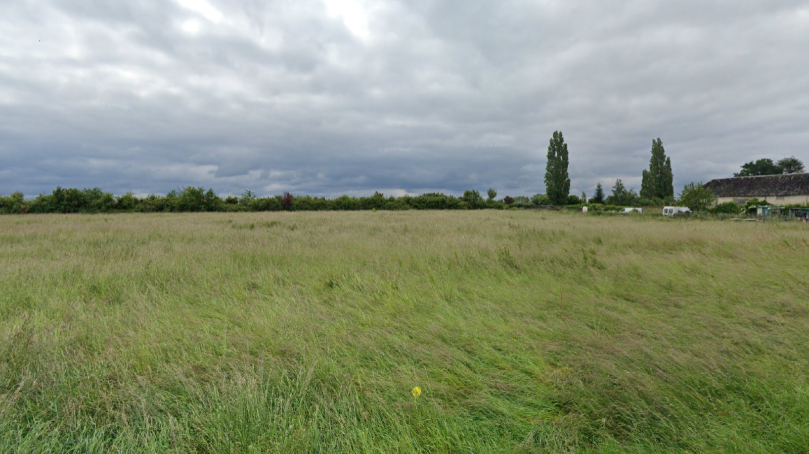 Terrain constructible de 442m2 à Messas