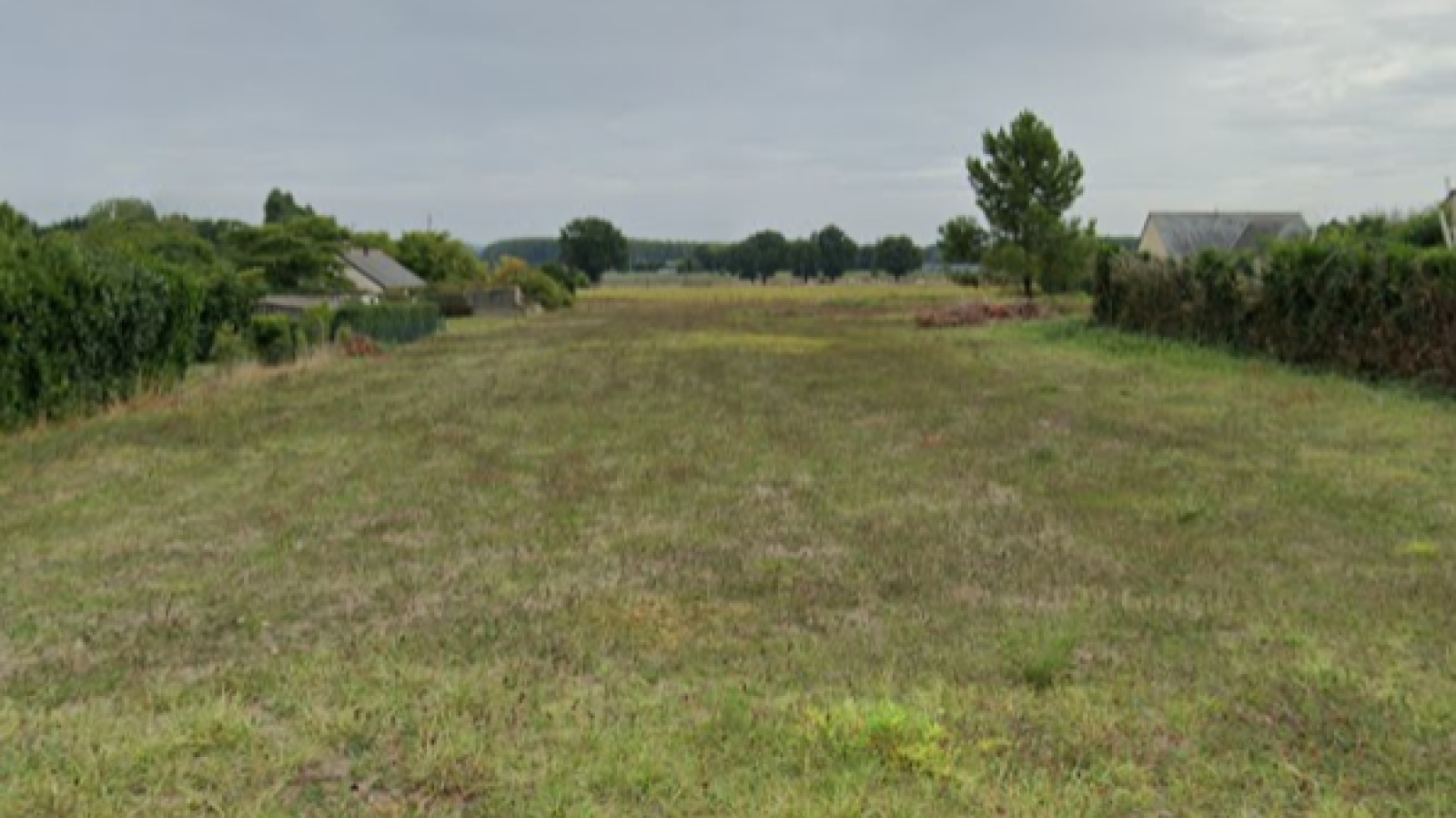 Terrain constructible de 632m2 à Mazé-Milon
