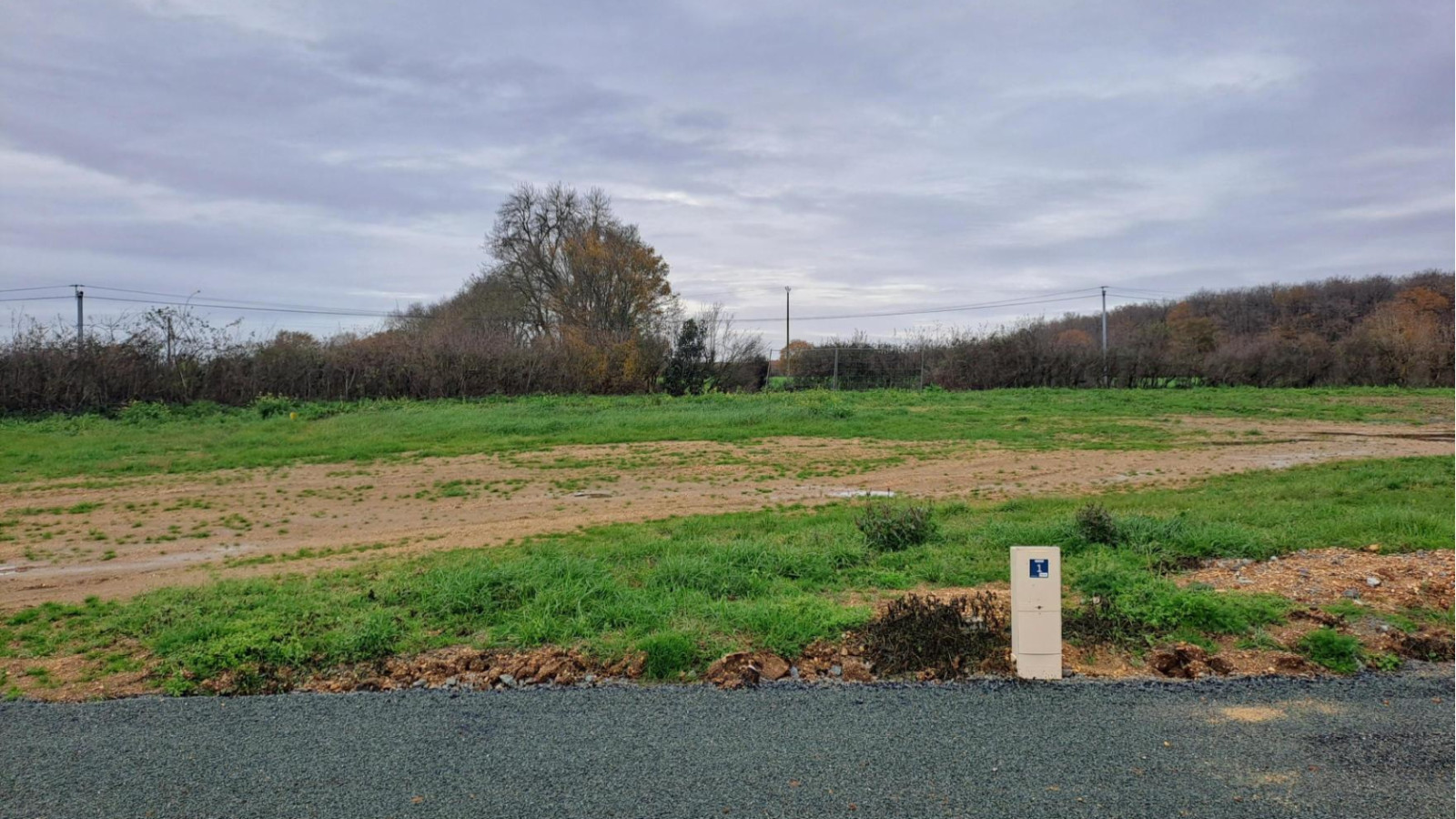 Terrain constructible de 560m2 à Feneu