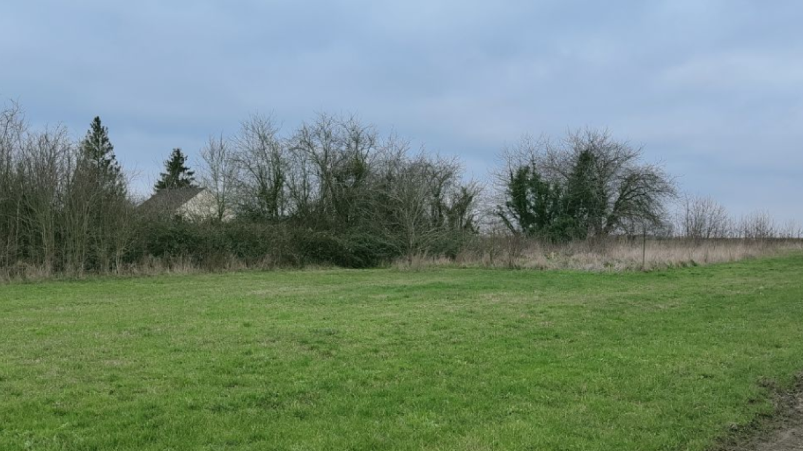 Terrain constructible de 651m2 à Saint-Péravy-la-Colombe