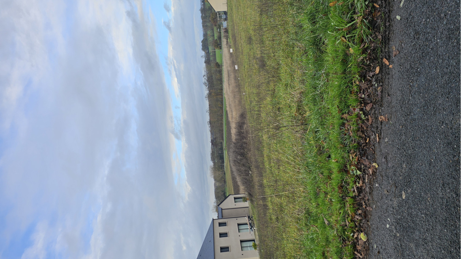 Terrain constructible de 494m2 à Louresse-Rochemenier