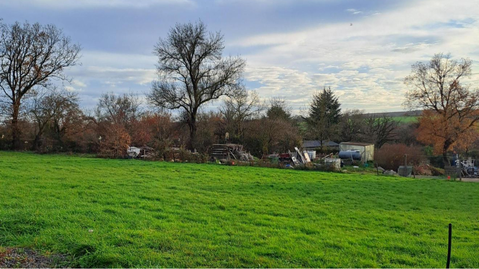 Terrain constructible de 356m2 à Val d'Erdre-Auxence