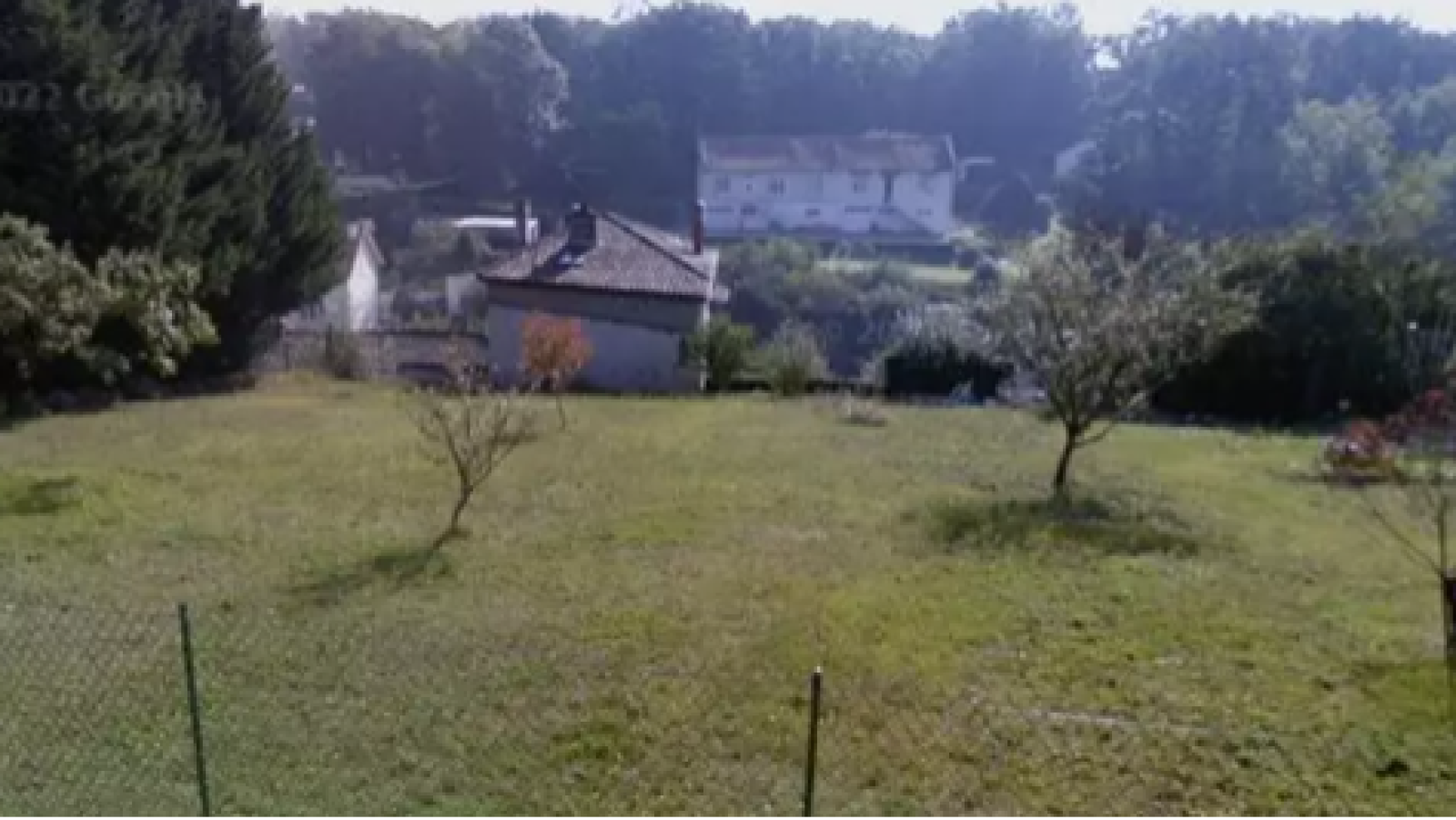 Terrain constructible de 897m2 à Croutelle