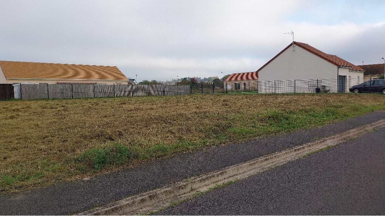 Terrain constructible de 305m2 à Scorbé-Clairvaux