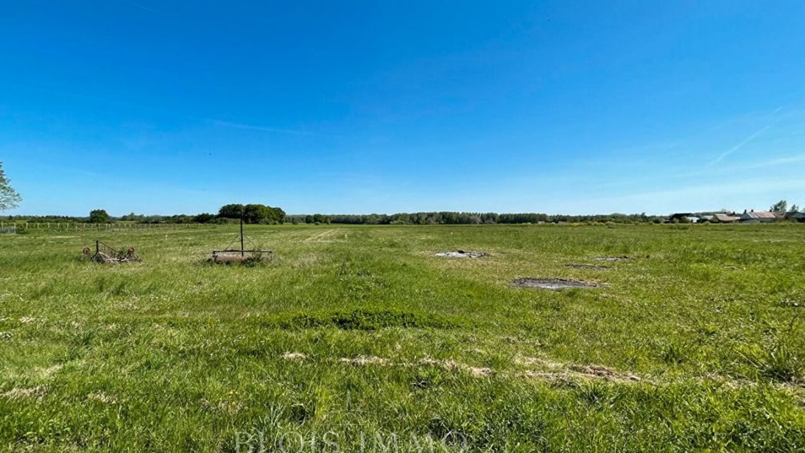 Terrain constructible de 1500m2 à La Ferté-Saint-Cyr