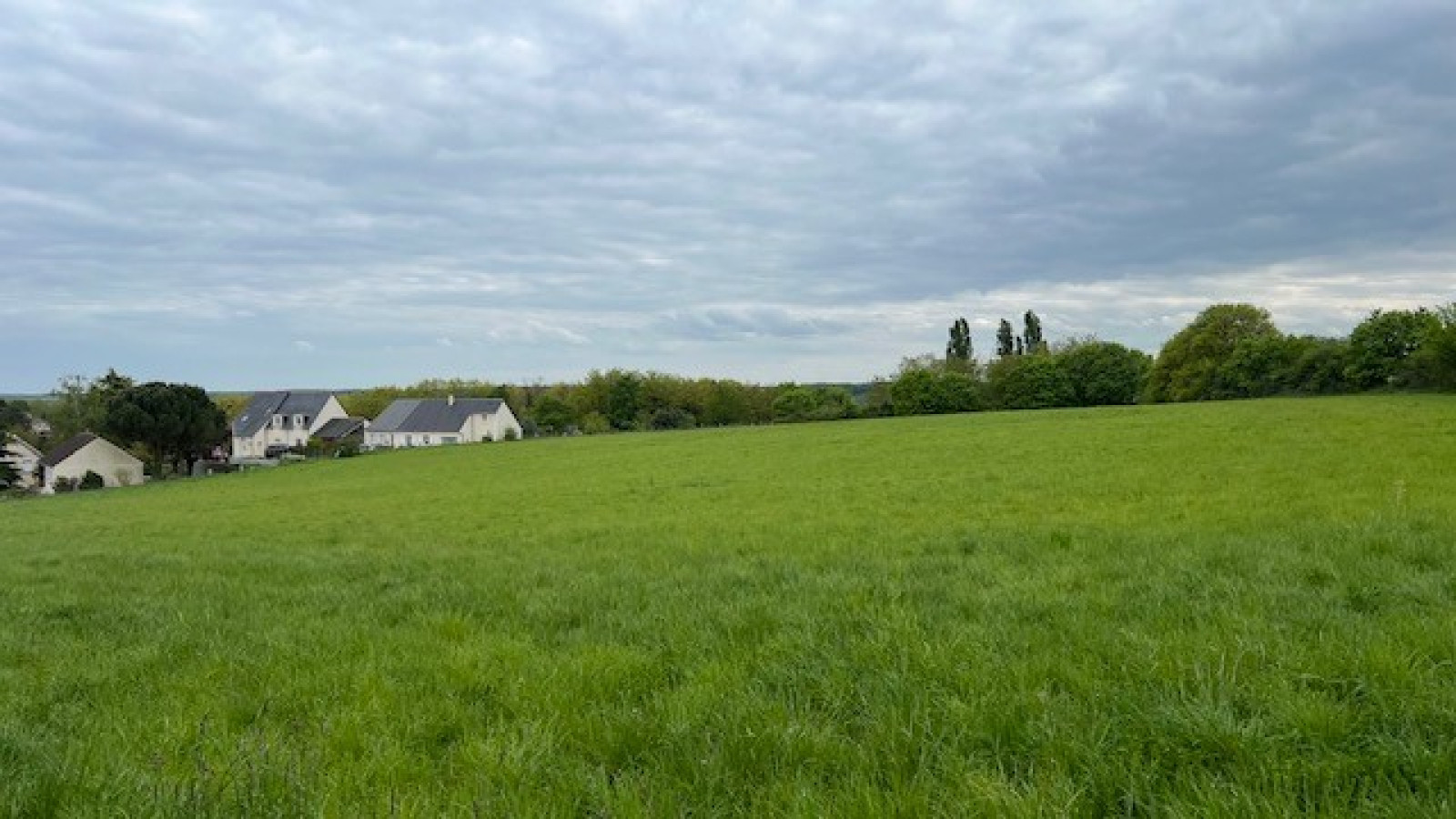 Terrain constructible de 1076m2 à Cigogné