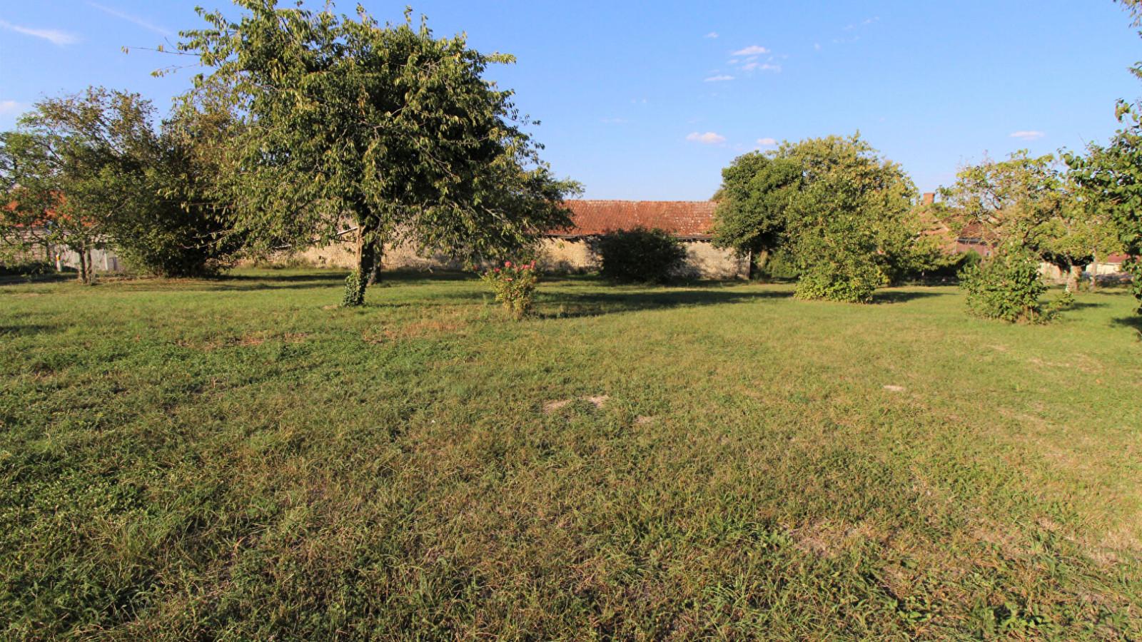 Terrain constructible de 1400m2 à Monthou-sur-Bièvre