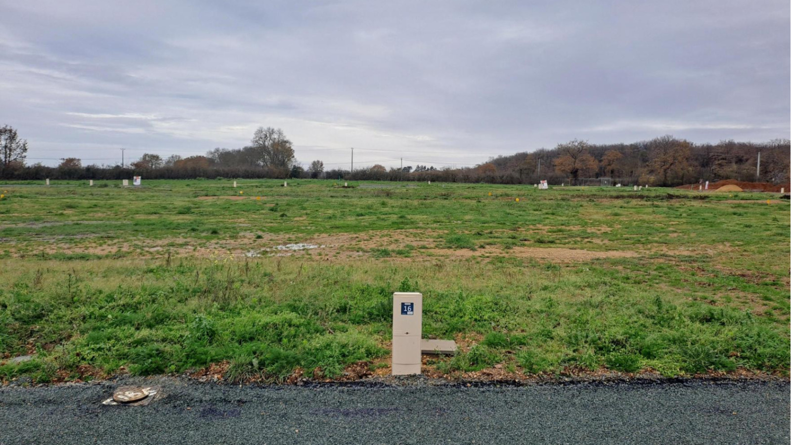 Terrain constructible de 435m2 à Feneu