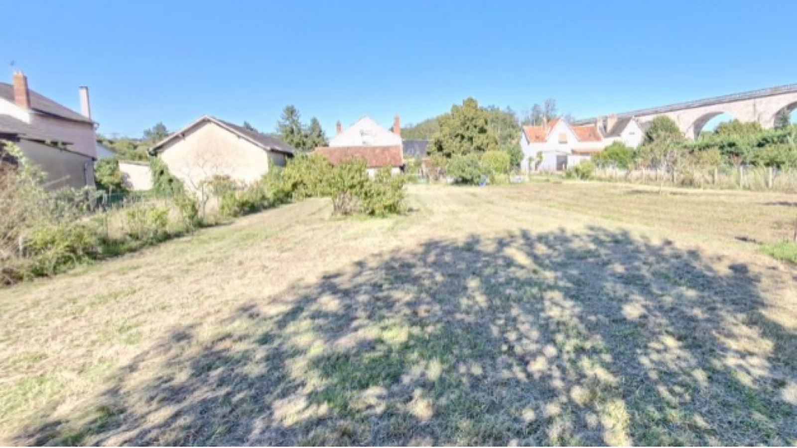 Terrain constructible de 1793m2 à Gien