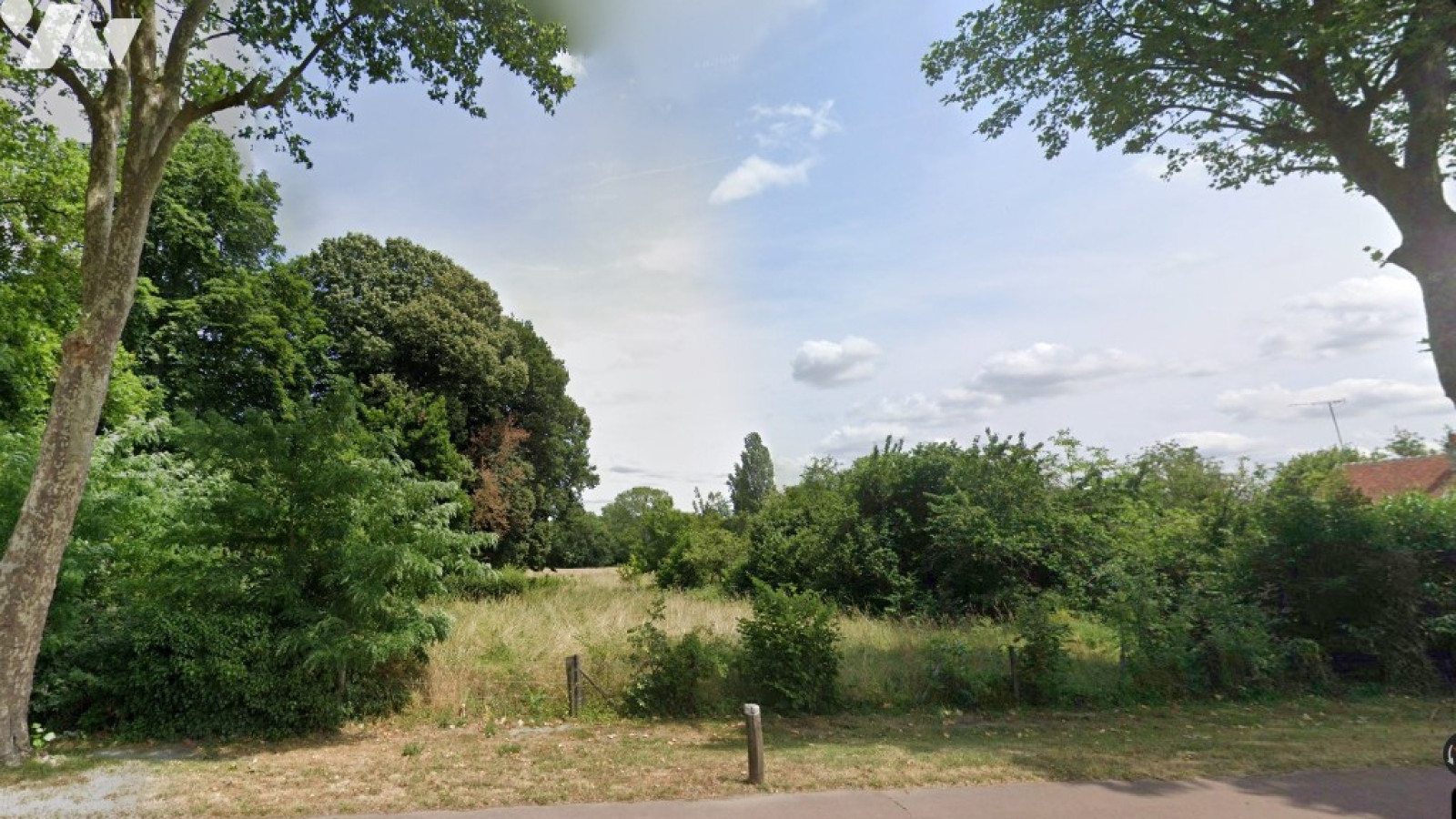 Terrain constructible de 1706m2 à Perrusson