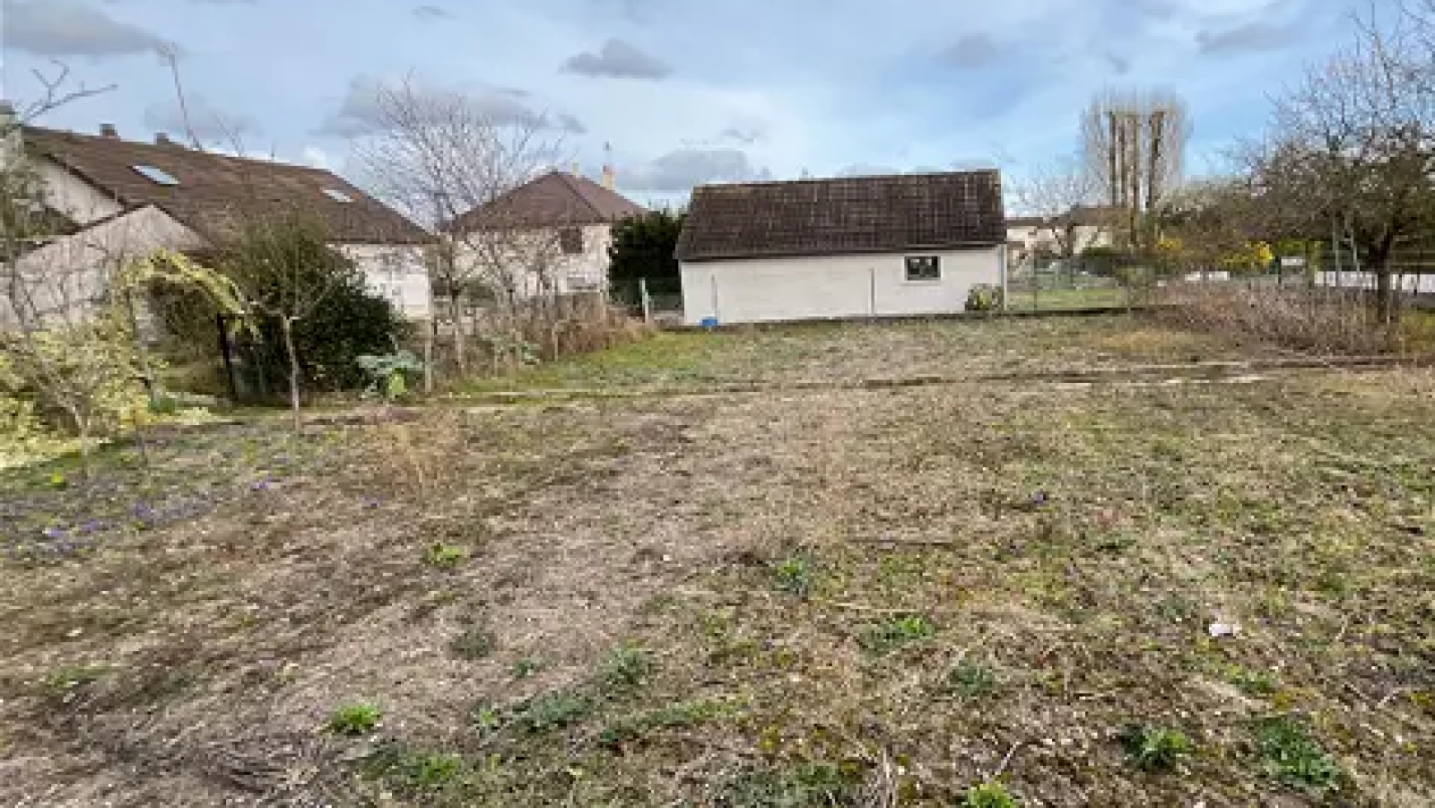 Terrain constructible de 400m2 à Villemandeur