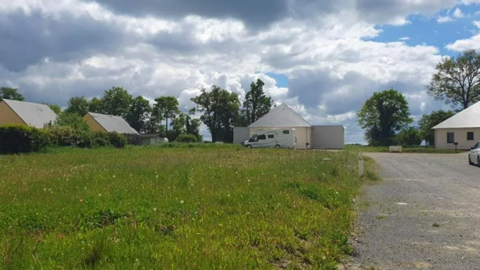 Terrain constructible de 405m2 à Huisseau-sur-Mauves