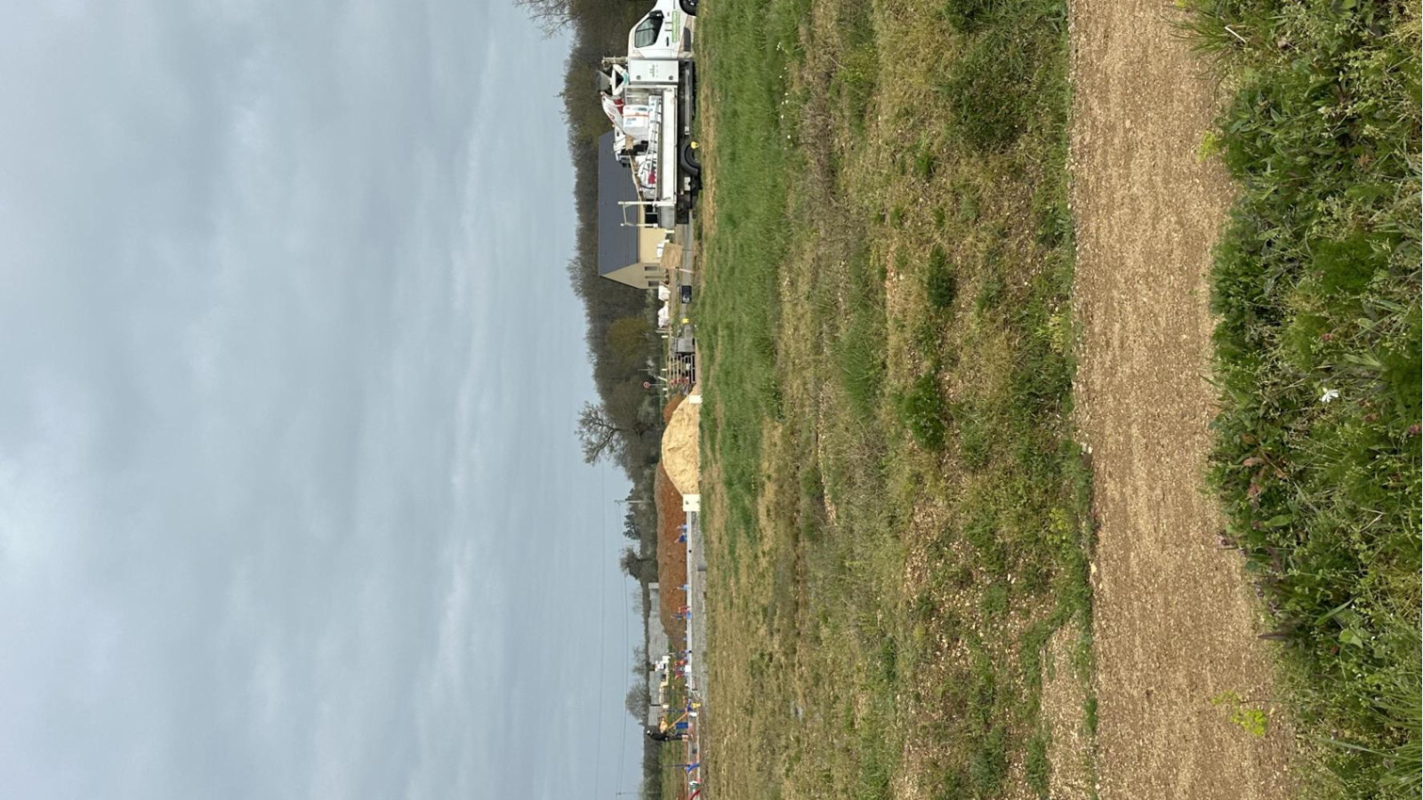 Terrain constructible de 406m2 à Feneu