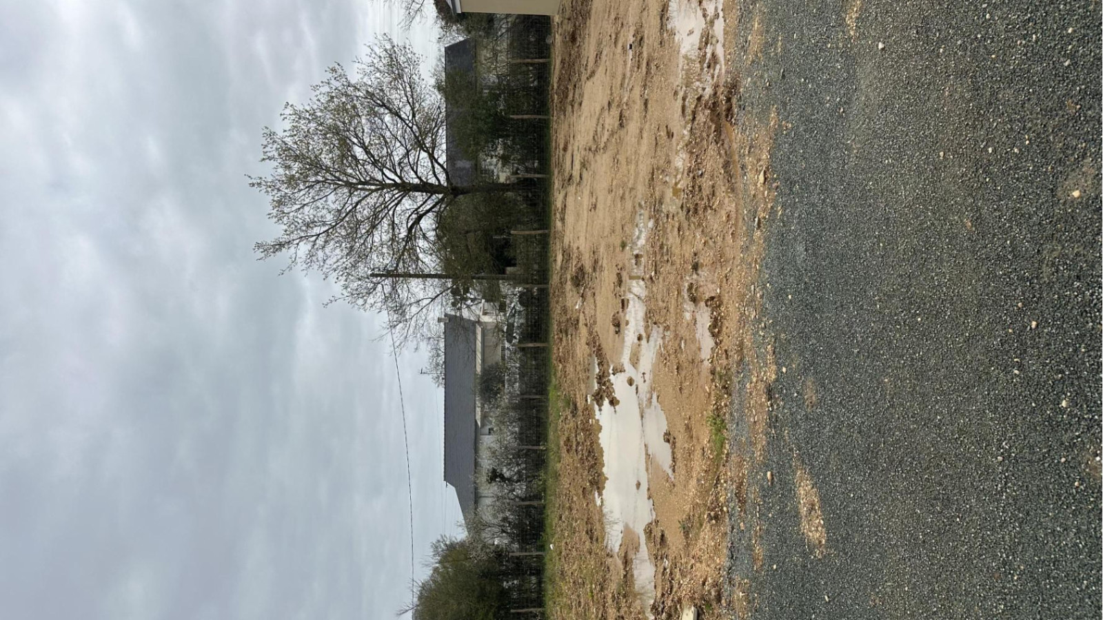 Terrain constructible de 461m2 à Feneu