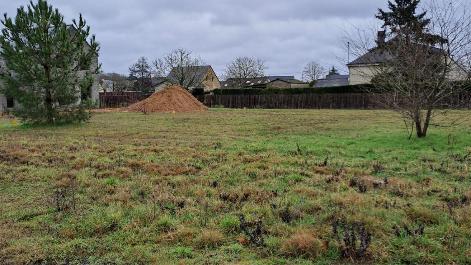 Terrain constructible de 551m2 à Rives-du-Loir-en-Anjou