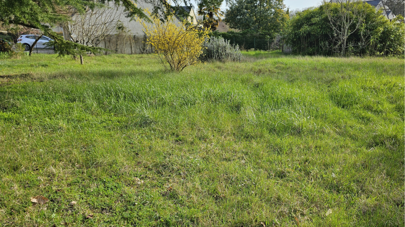 Terrain constructible de 1200m2 à Loches