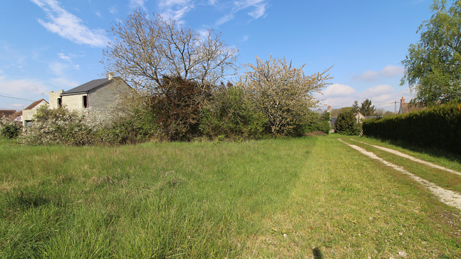 Terrain constructible de 1000m2 à Theillay