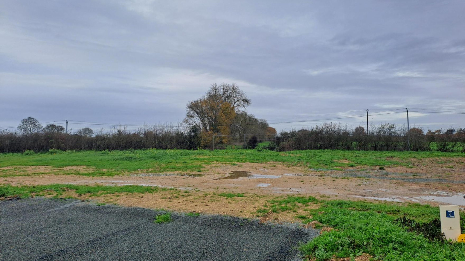 Terrain constructible de 461m2 à Feneu