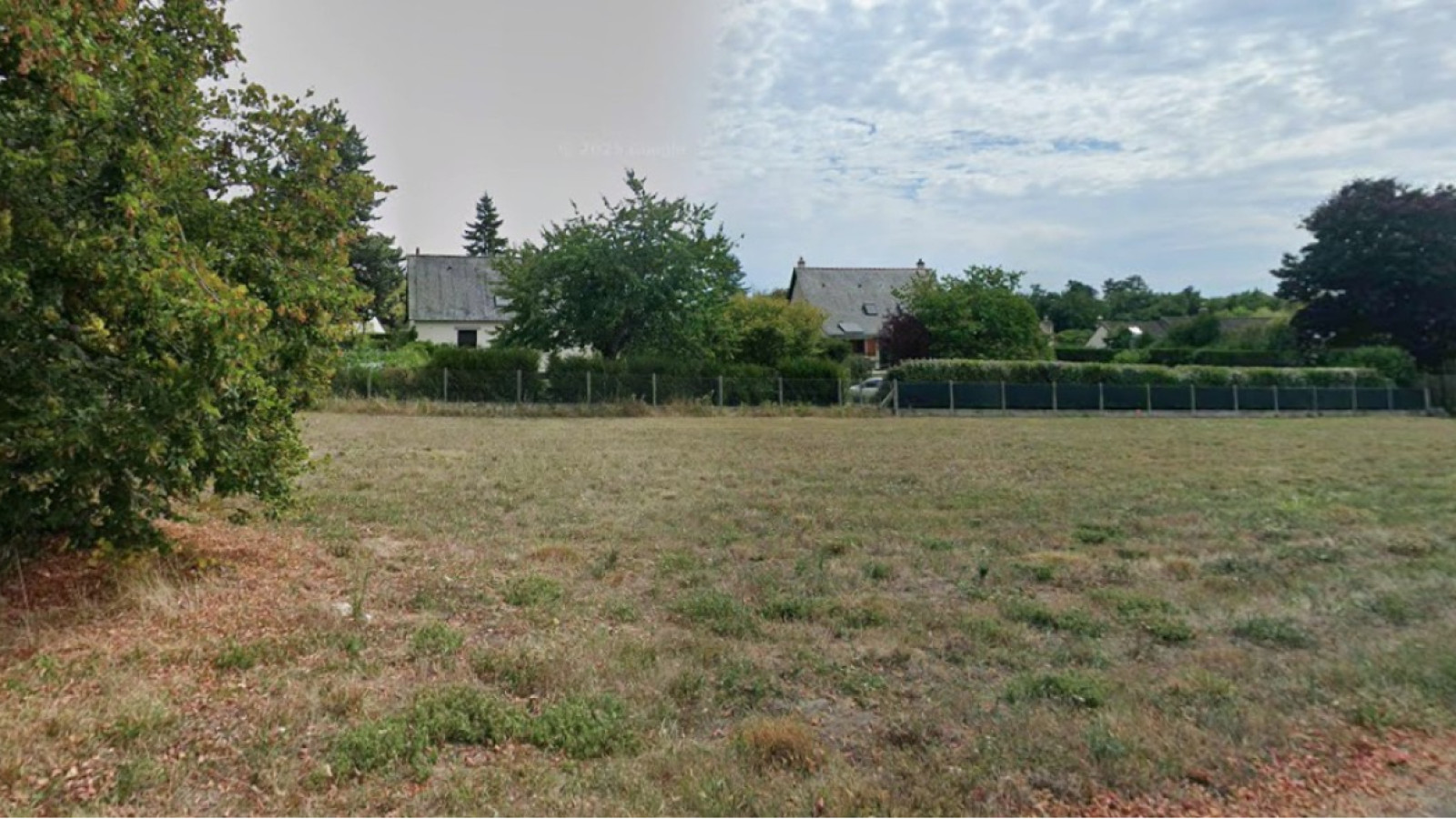 Terrain constructible de 411m2 à Truyes