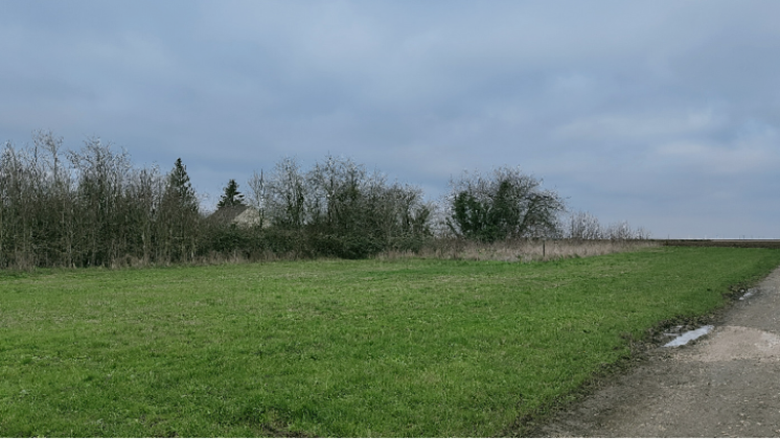Terrain constructible de 651m2 à Saint-Péravy-la-Colombe