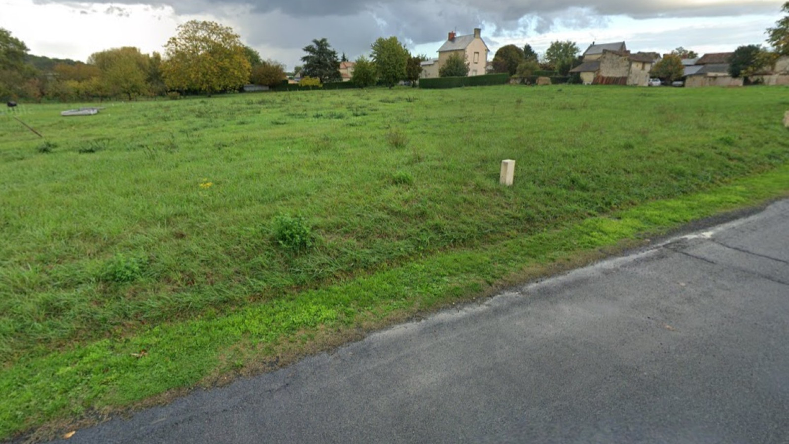 Terrain constructible de 870m2 à Les Ormes