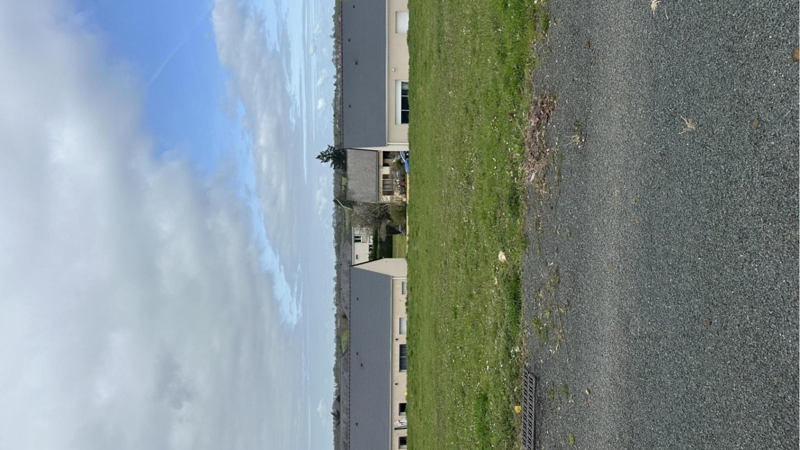 Terrain constructible de 383m2 à Huillé-Lézigné