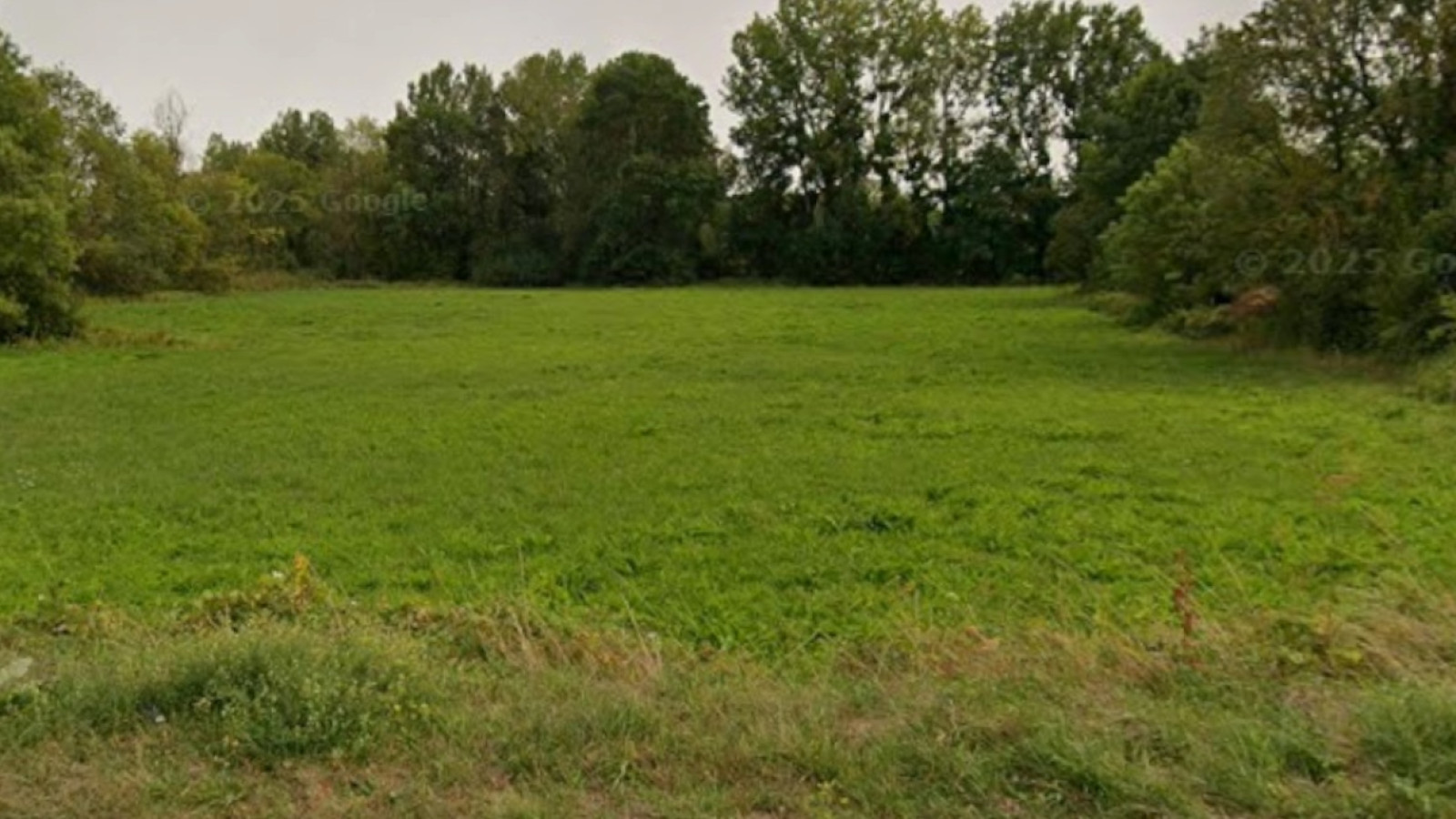 Terrain constructible de 1128m2 à Ferrière-sur-Beaulieu
