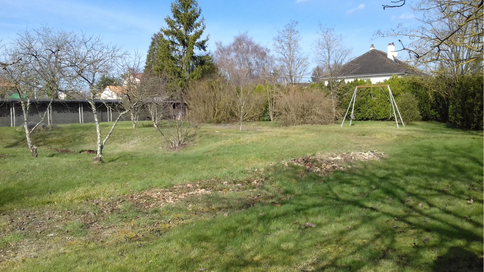 Terrain constructible de 886m2 à Doussay