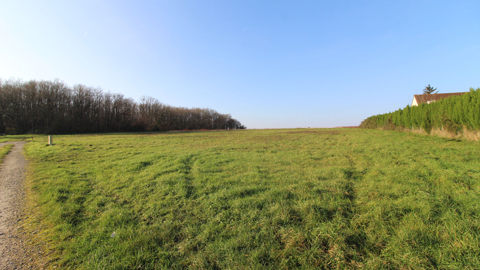 Terrain constructible de 1600m2 à Villerbon