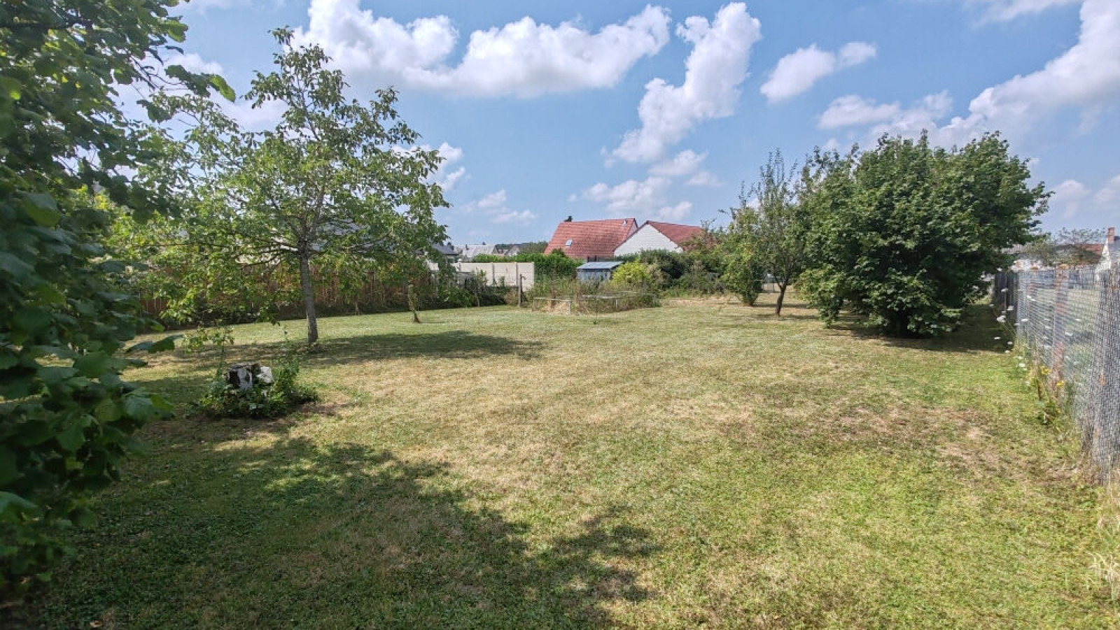 Terrain constructible de 1400m2 à Monthou-sur-Bièvre