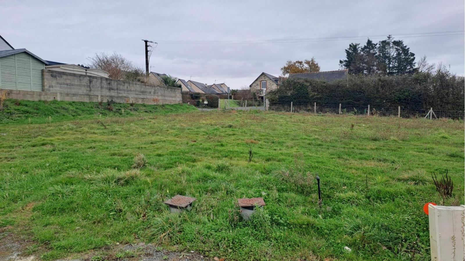Terrain constructible de 353m2 à Sarrigné