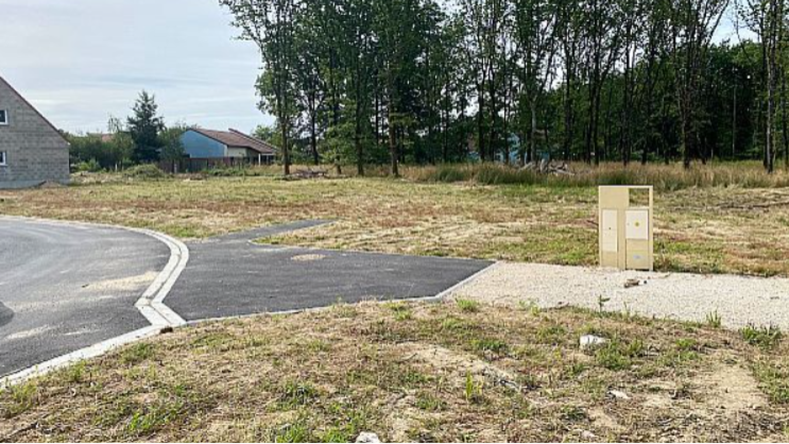Terrain constructible de 743m2 à Traînou