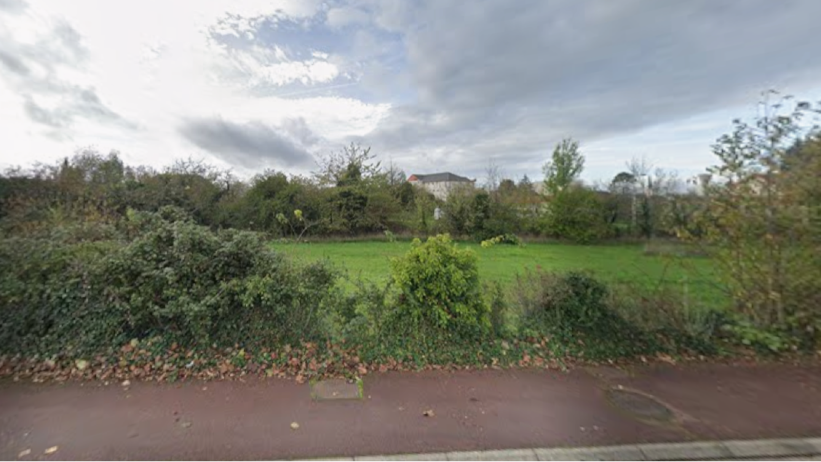 Terrain constructible de 517m2 à Ormes