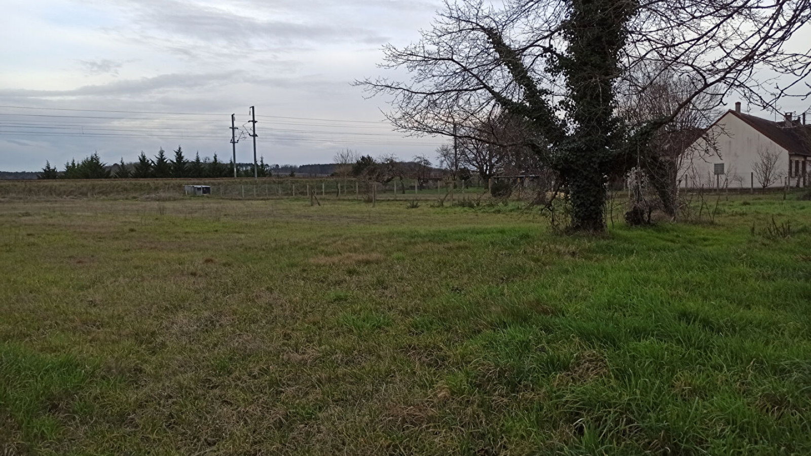 Terrain constructible de 800m2 à Averdon