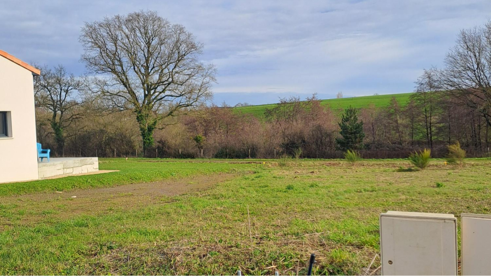 Terrain constructible de 380m2 à Feneu